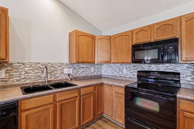 10037 Bayern Lane, Johnston, IA 50131