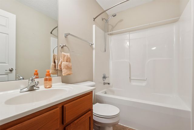 10037 Bayern Lane, Johnston, IA 50131