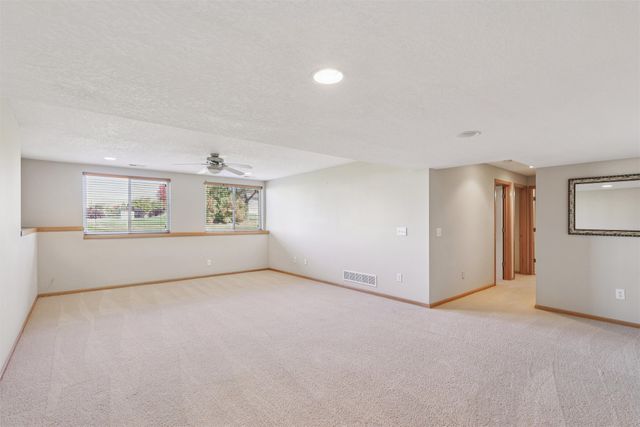 10037 Bayern Lane, Johnston, IA 50131