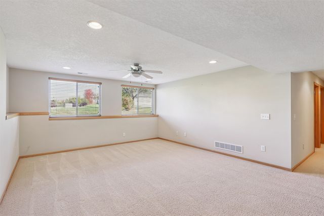 10037 Bayern Lane, Johnston, IA 50131