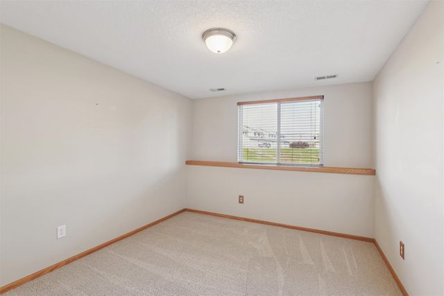 10037 Bayern Lane, Johnston, IA 50131