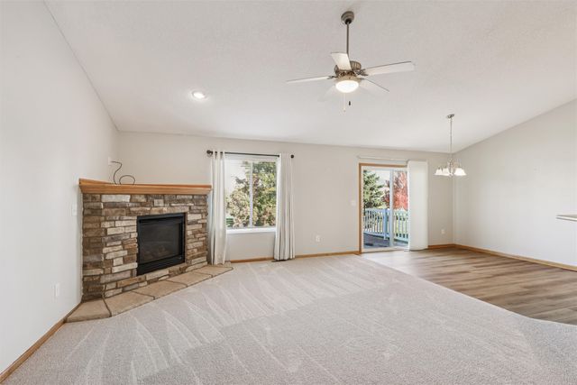 10037 Bayern Lane, Johnston, IA 50131