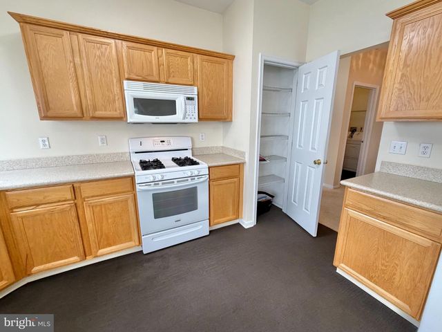 15 FOXCHASE DR, Burlington, NJ 08016