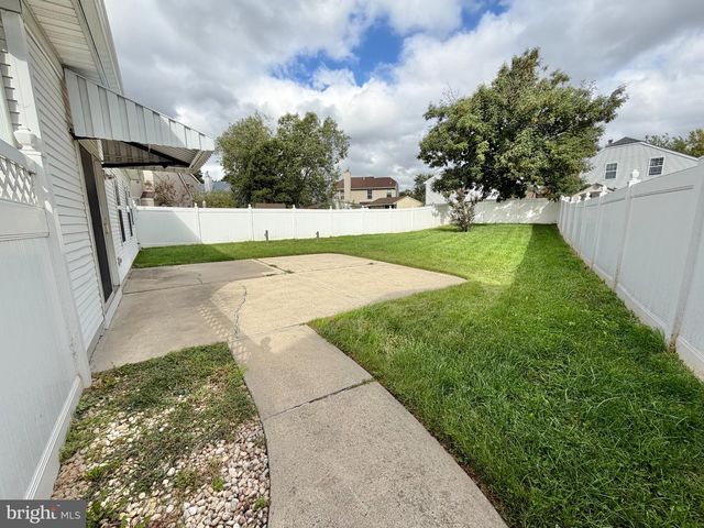 15 FOXCHASE DR, Burlington, NJ 08016