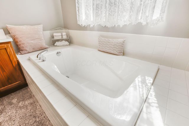 6324 Rossmore Lane, Canal Winchester, OH 43110