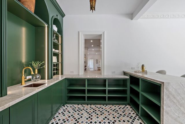 206 Phipps Plaza, Palm Beach, FL 33480