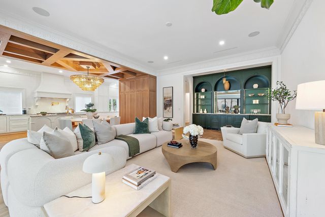 206 Phipps Plaza, Palm Beach, FL 33480