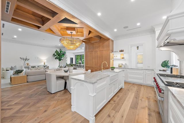 206 Phipps Plaza, Palm Beach, FL 33480