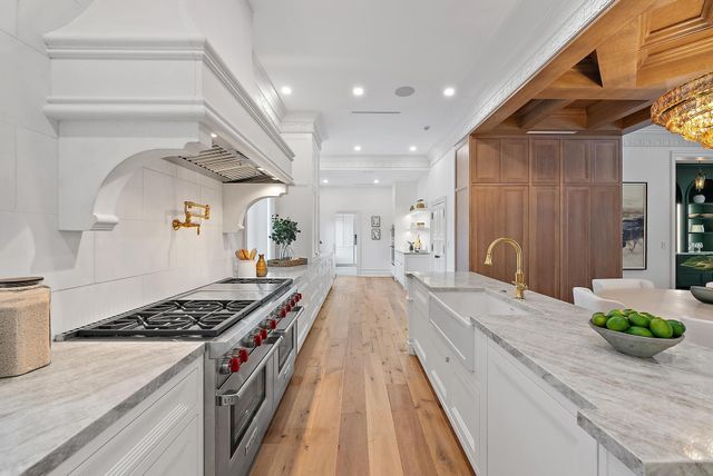 206 Phipps Plaza, Palm Beach, FL 33480