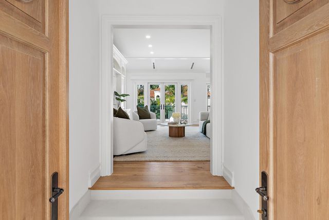 206 Phipps Plaza, Palm Beach, FL 33480