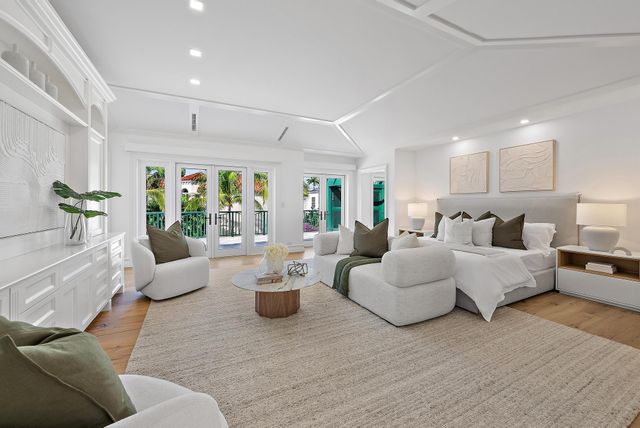 206 Phipps Plaza, Palm Beach, FL 33480