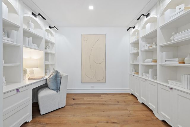 206 Phipps Plaza, Palm Beach, FL 33480