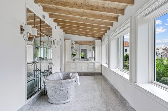 206 Phipps Plaza, Palm Beach, FL 33480