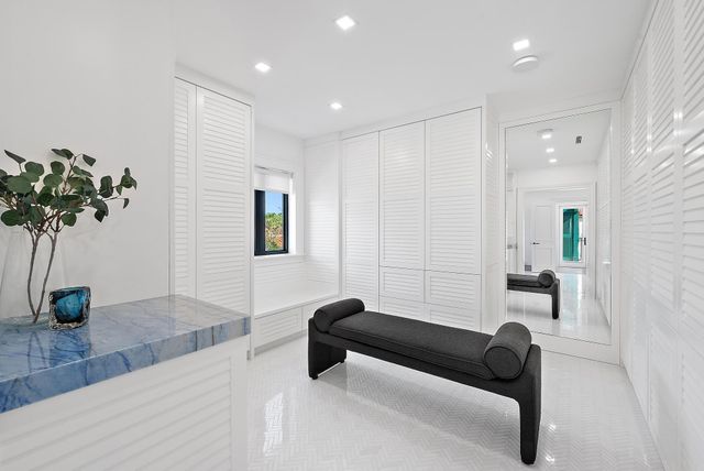 206 Phipps Plaza, Palm Beach, FL 33480