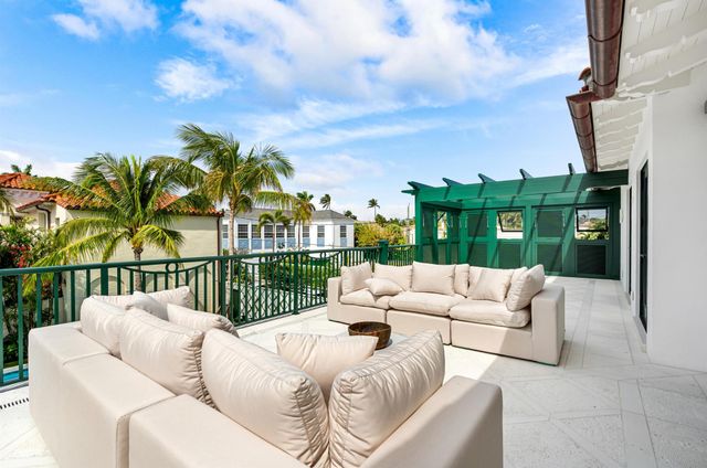 206 Phipps Plaza, Palm Beach, FL 33480