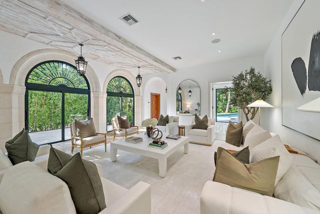 206 Phipps Plaza, Palm Beach, FL 33480