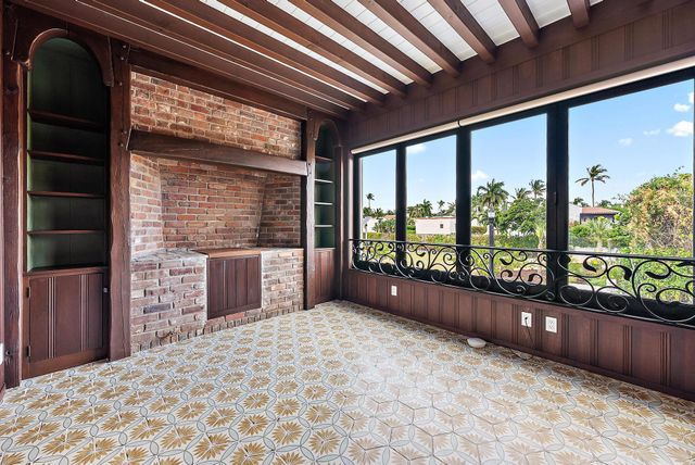 206 Phipps Plaza, Palm Beach, FL 33480