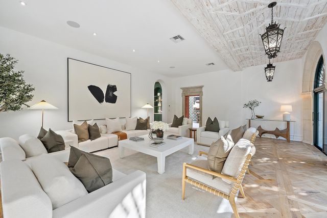 206 Phipps Plaza, Palm Beach, FL 33480