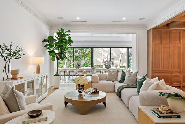 206 Phipps Plaza, Palm Beach, FL 33480