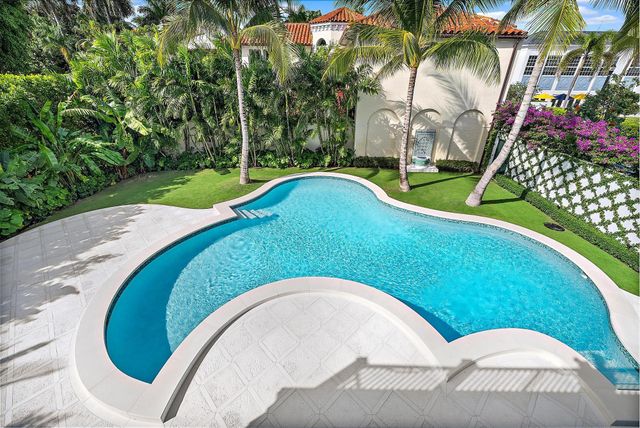 206 Phipps Plaza, Palm Beach, FL 33480