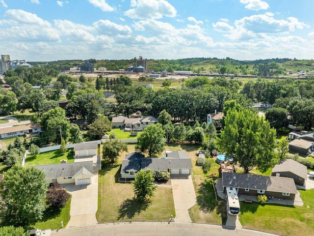 2 Green Way, Minot, ND 58701
