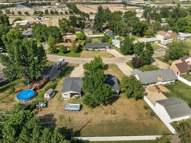 2 Green Way, Minot, ND 58701