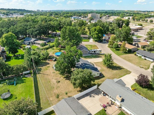 2 Green Way, Minot, ND 58701