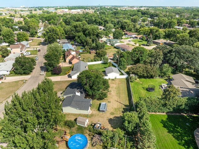 2 Green Way, Minot, ND 58701