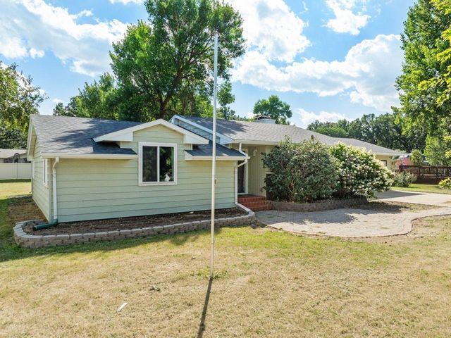 2 Green Way, Minot, ND 58701