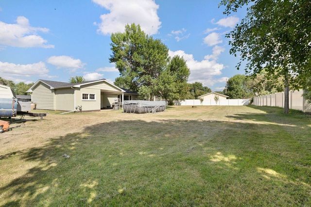 2 Green Way, Minot, ND 58701