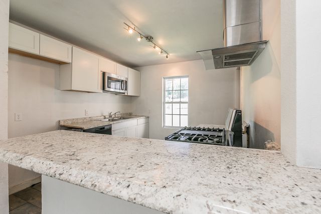 1927 Yale Street, River Oaks, TX 76114