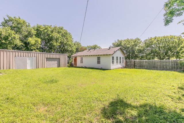 1927 Yale Street, River Oaks, TX 76114