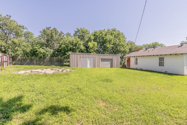 1927 Yale Street, River Oaks, TX 76114