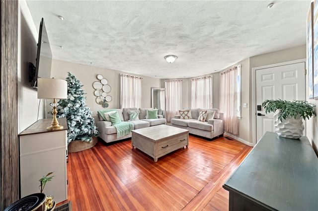 37 Old Oak Avenue, Cranston, RI 02910