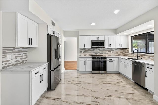 3909 BRAESGATE LANE, Tampa, FL 33624