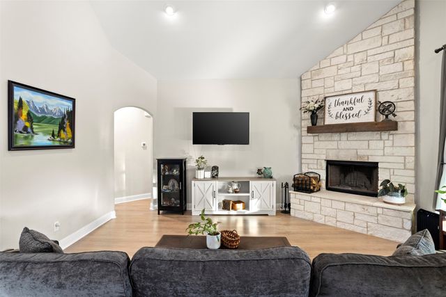909 Summer Hill Lane, Red Oak, TX 75154