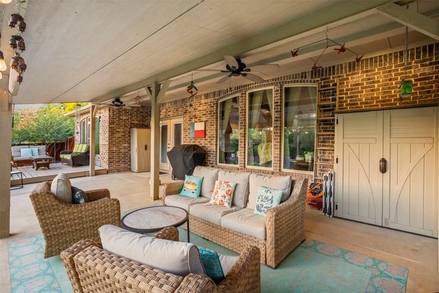 909 Summer Hill Lane, Red Oak, TX 75154