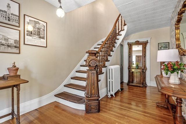 2 Oxford Pl, Worcester, MA 01609