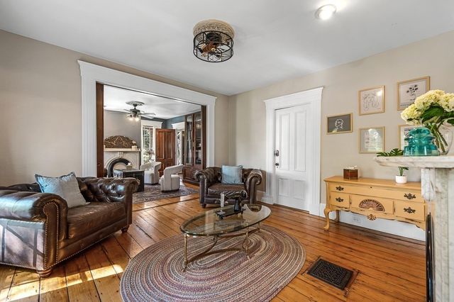 2 Oxford Pl, Worcester, MA 01609