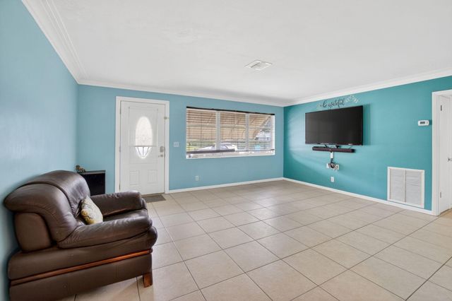 220 SW 10th Avenue, Boynton Beach, FL 33435