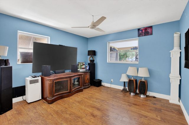 220 SW 10th Avenue, Boynton Beach, FL 33435
