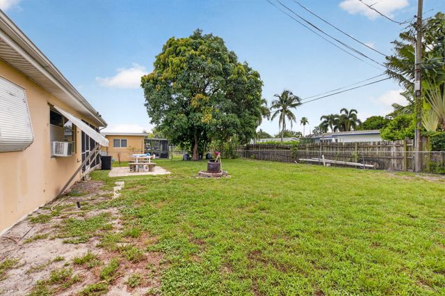220 SW 10th Avenue, Boynton Beach, FL 33435