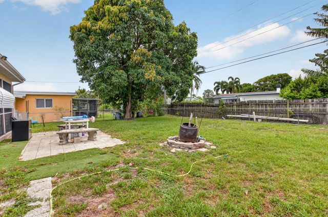 220 SW 10th Avenue, Boynton Beach, FL 33435