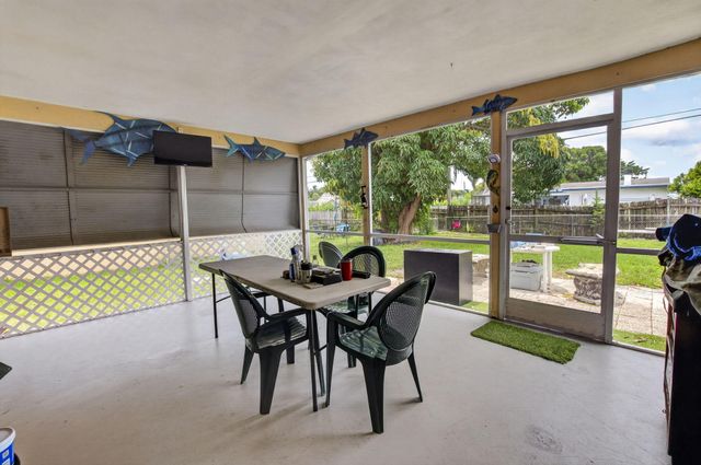 220 SW 10th Avenue, Boynton Beach, FL 33435