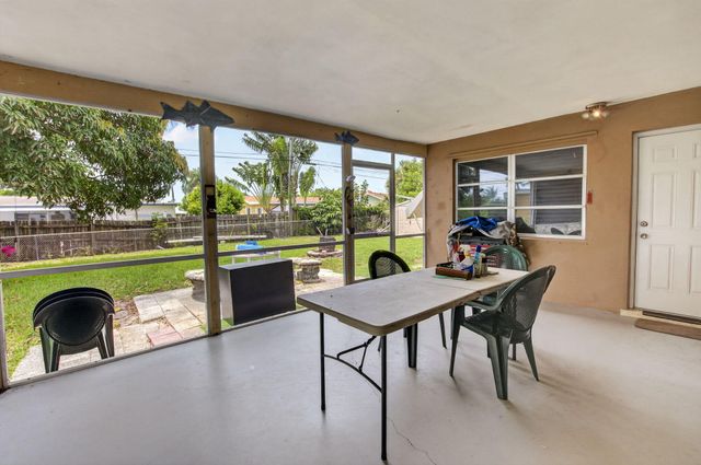 220 SW 10th Avenue, Boynton Beach, FL 33435