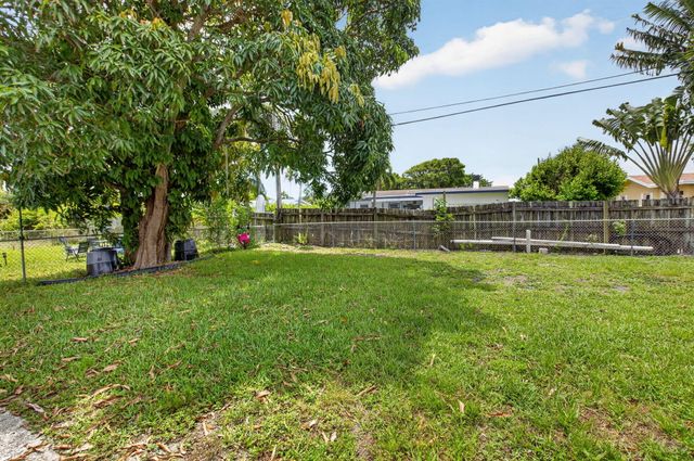220 SW 10th Avenue, Boynton Beach, FL 33435