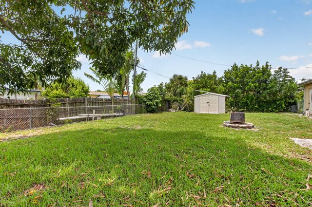 220 SW 10th Avenue, Boynton Beach, FL 33435
