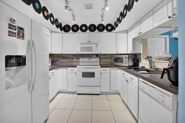 220 SW 10th Avenue, Boynton Beach, FL 33435