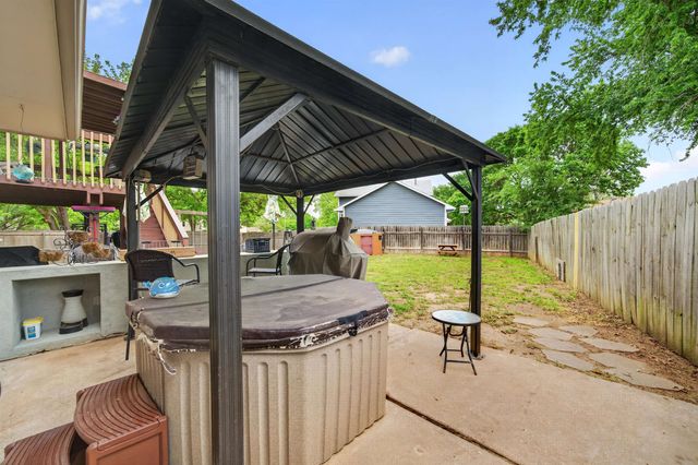265 W Village Lake Dr, Derby, KS 67037