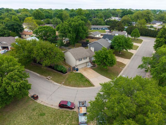 265 W Village Lake Dr, Derby, KS 67037